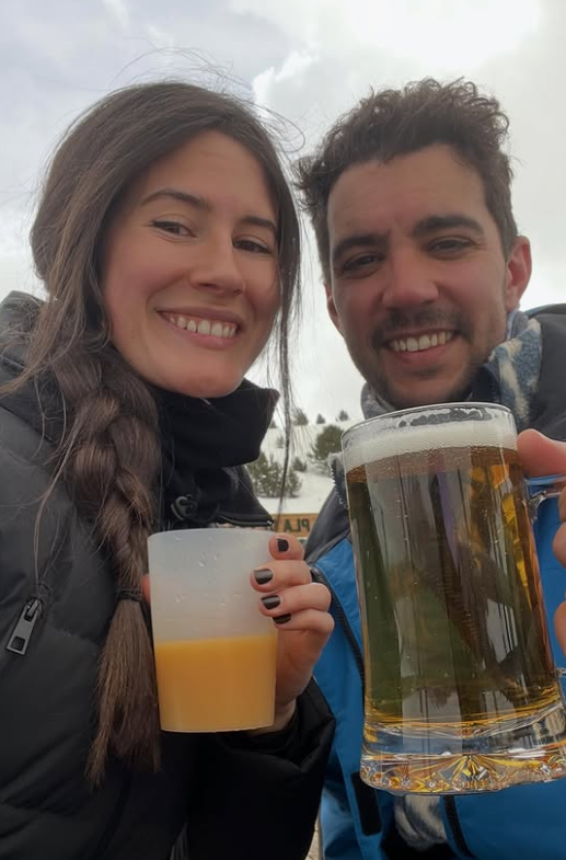 Candela y Alejandro brindando